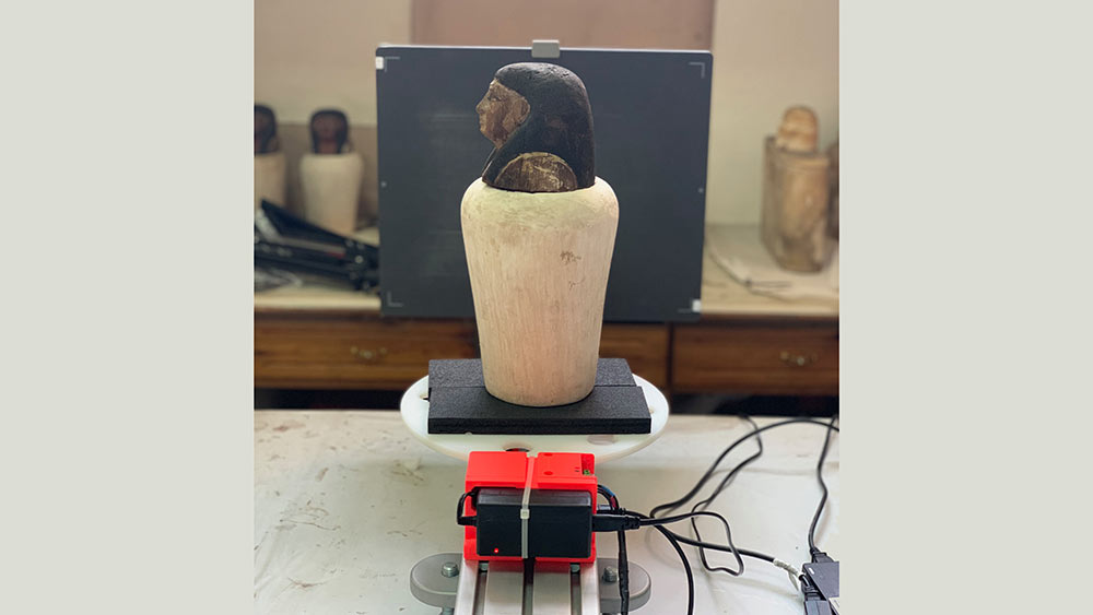 A canopic jar from the 22nd Dynasty being scanned by a portable computer tomography device belonging to the Institute of Evolutionary Medicine (Inv. N° JE 46774, Third Intermediate Period, likely found in Thebes). (Picture: Frank Rühli)