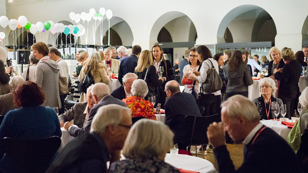 The stand-up dinner in UZH’s Zoological Museum offered plenty of mingling and networking opportunities.