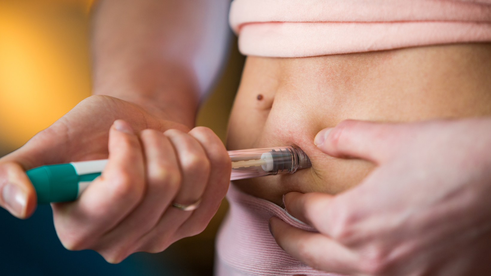 Frau wendet Abnehmspritze an. 