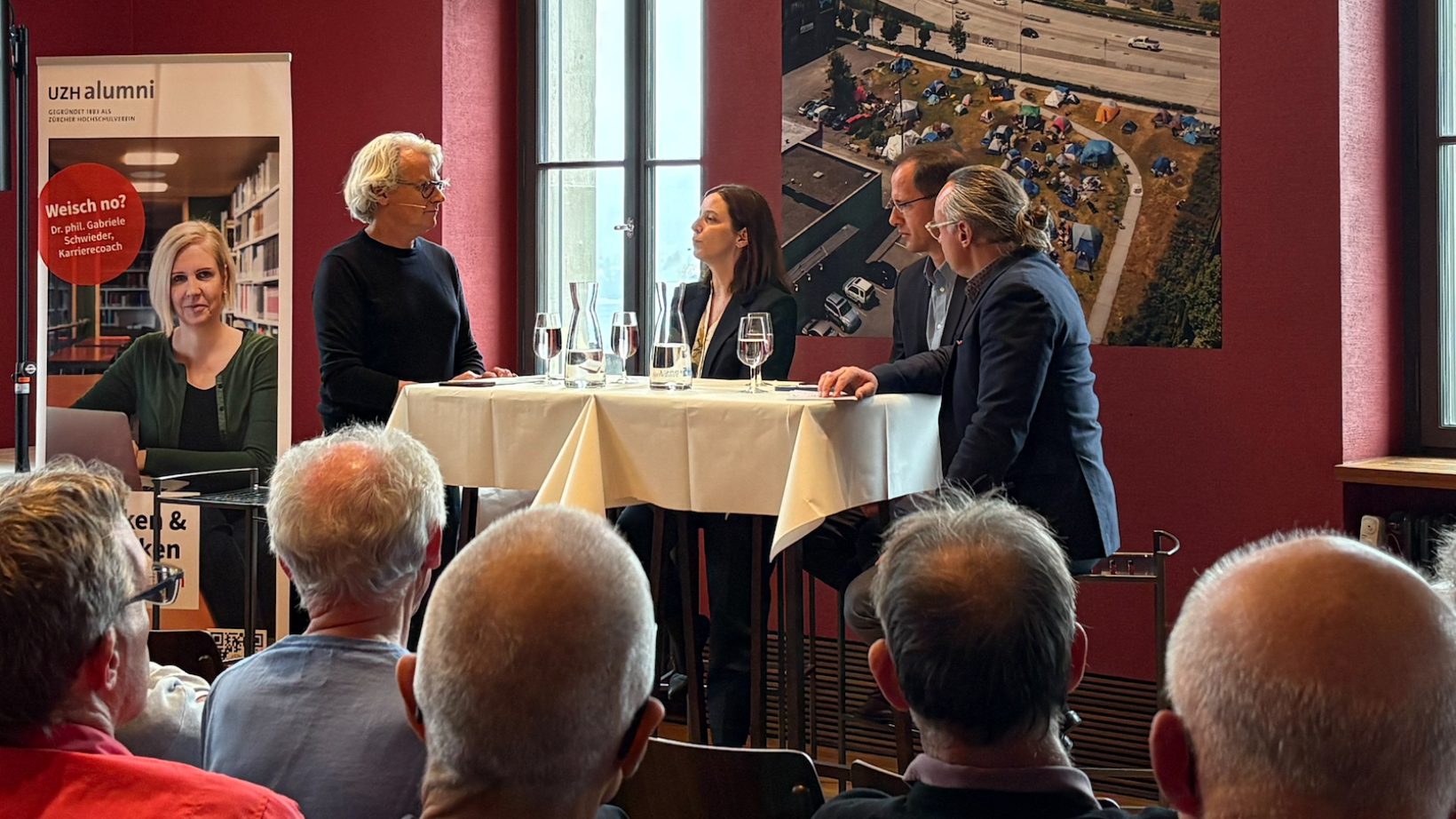 Die Moderatoren mit Silja Häusermann und Florian Scheuer im Gespräch. 