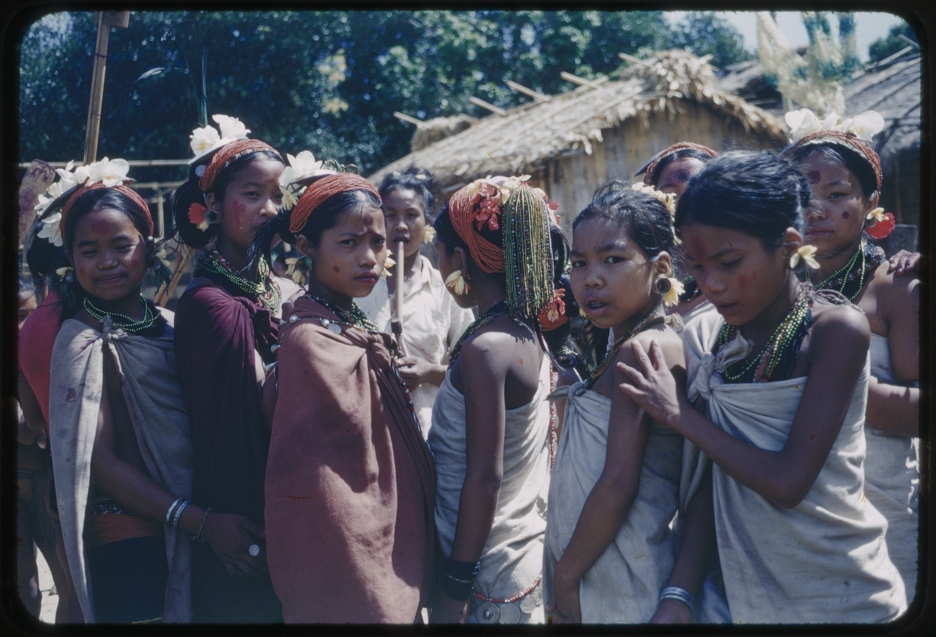 Eine Gruppe von Mro-Mädchen, während einer kurzen Unterbrechung ihres Tanzes. Chittagong Hill Tracts (Bangladesch). 