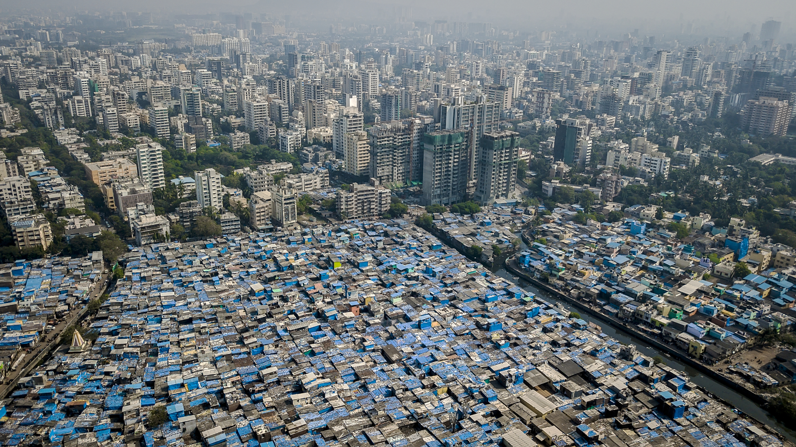 Mumbai: Skyscrapers and the Dharavi-Slum.