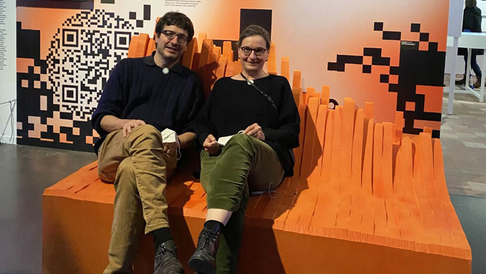 Konrad Weber und seine Schwester sitzen auf dem Datensofa