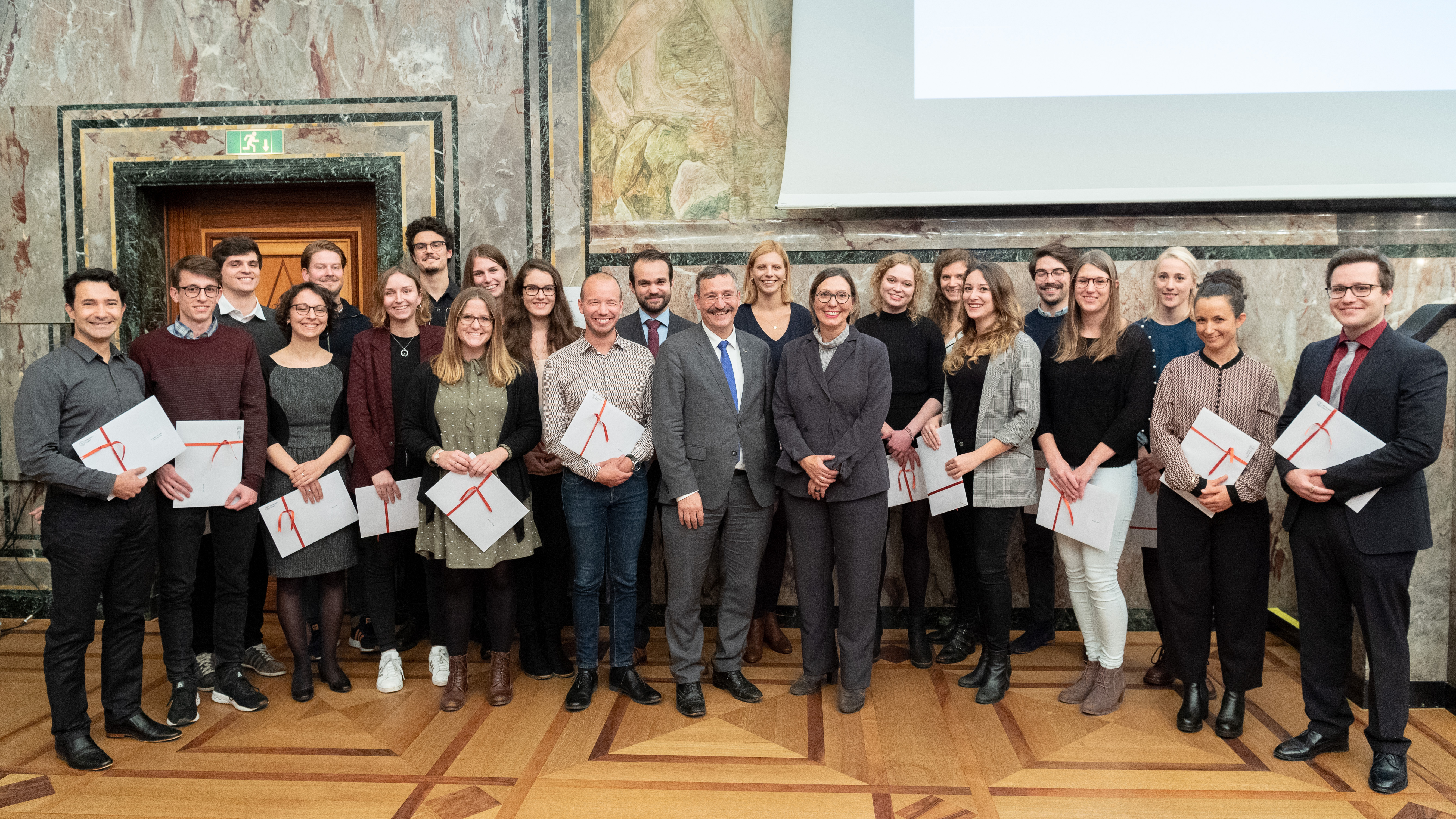 Rektor Michael Hengartner und Prorektorin Gabriele Siegert haben Studierende mit einem Semesterpreis für hervorragende Arbeiten geehrt.