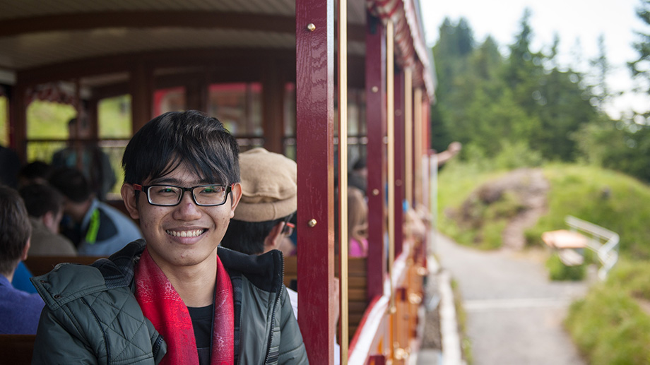 Ein Bahnfahrt im klassischen Holzwaggon macht Spass.