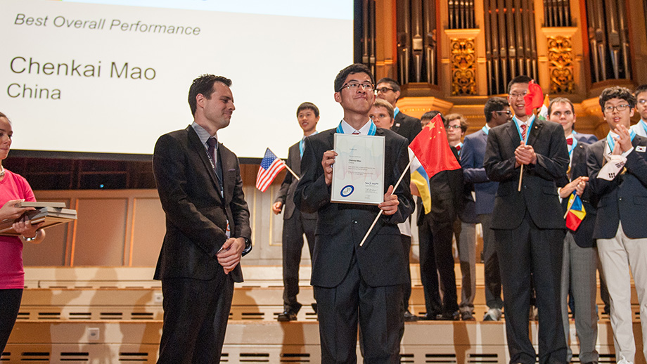 Am Sonntag wurden in der Tonhalle in Zürich die Preise verliehen. Der Gewinner der gesamten IPhO ist ein junger Mann aus China: Chenkai Mao.