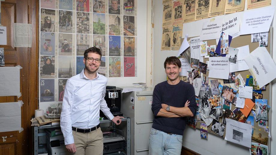 The ZS thrives on the idealism of its staff: Johannes Luther (left) and Michael Kuratli in the ZS editorial office.