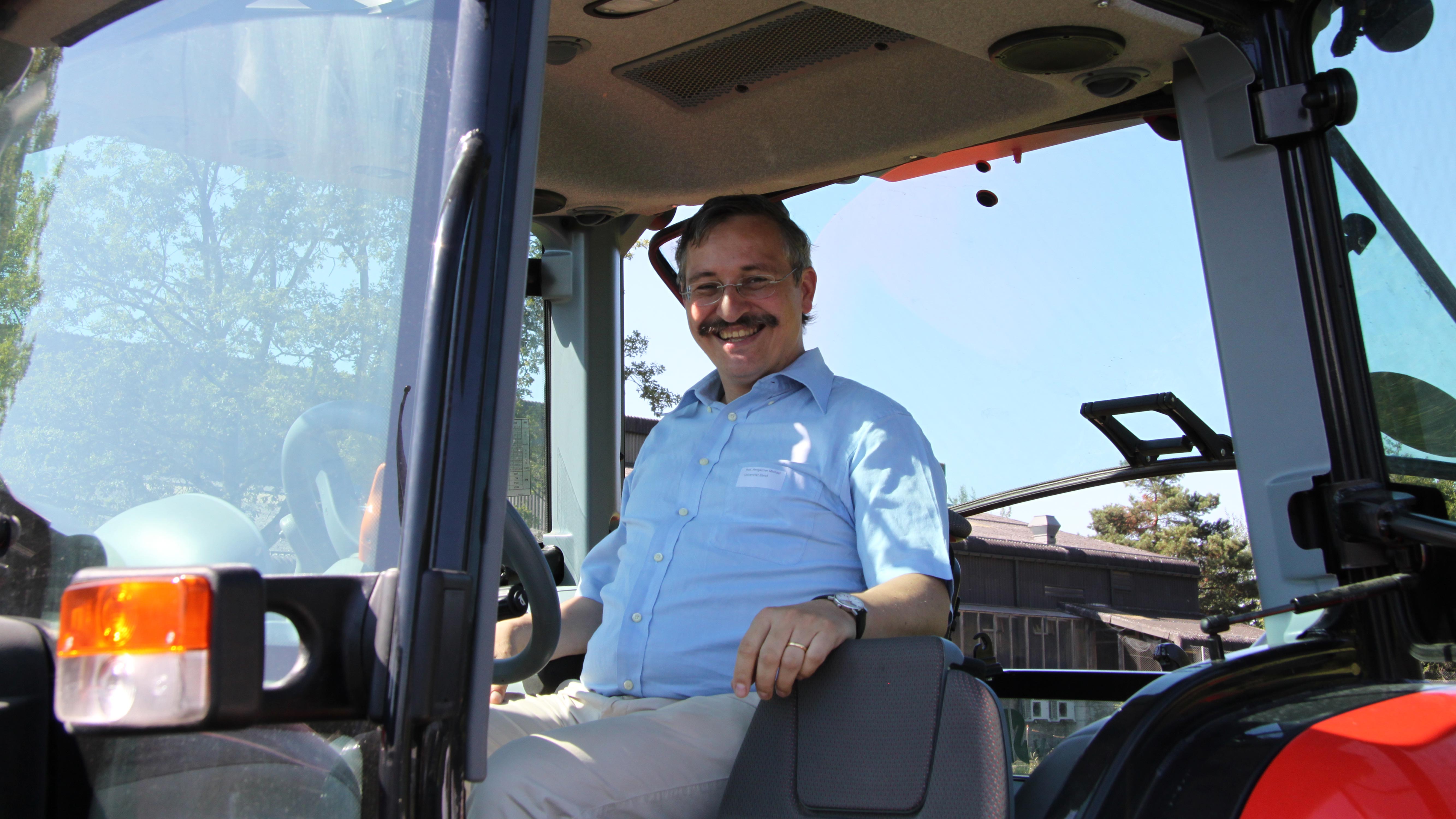 <p>Digitalization and open access were two of the key features of Michael Hengartner&rsquo;s time as President of UZH. But he is also capable of embracing the analog, like here in August 2015 at the Center of Competence for Food and Agriculture &ldquo;AgroVet-Strickhof&rdquo; in Lindau, which opened in 2017 after a two-year construction phase.</p> (Image: Adrian Ritter)