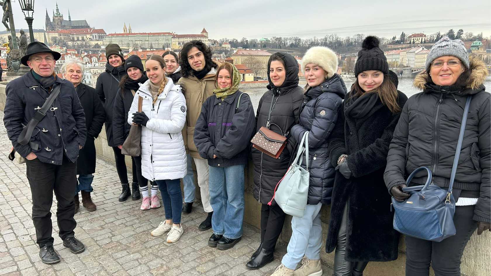 Gruppenbild auf der Karlsbrücke in Prag
