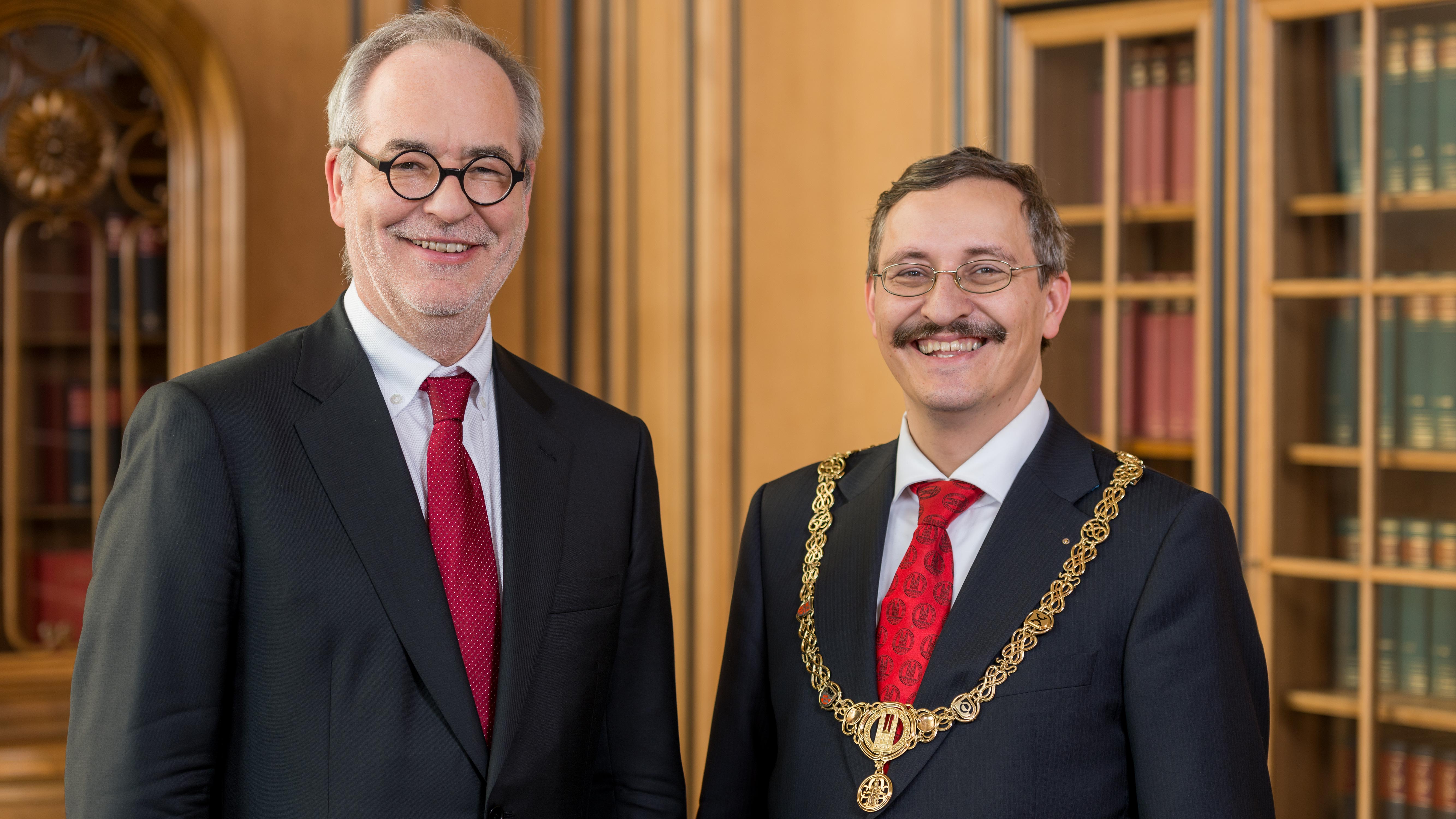 Symbolic act: On 1 February 2014, President ad interim Otried Jarren hands over the presidential chain of office to Michael Hengartner. “Academics are skeptical people. But good arguments are always listened to, that’s the good thing about a university,” said Michael Hengartner when he began the job.