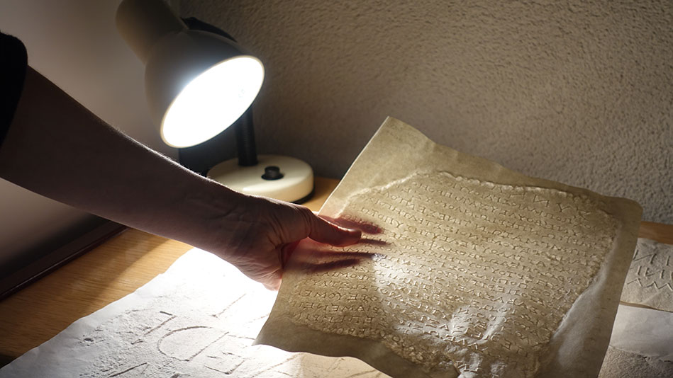A “squeeze paper” is a reverse copy of an inscription. Under optimum light, it can be decoded – with the help of dictionaries and databases. (Picture: Bohdan Stehlik)