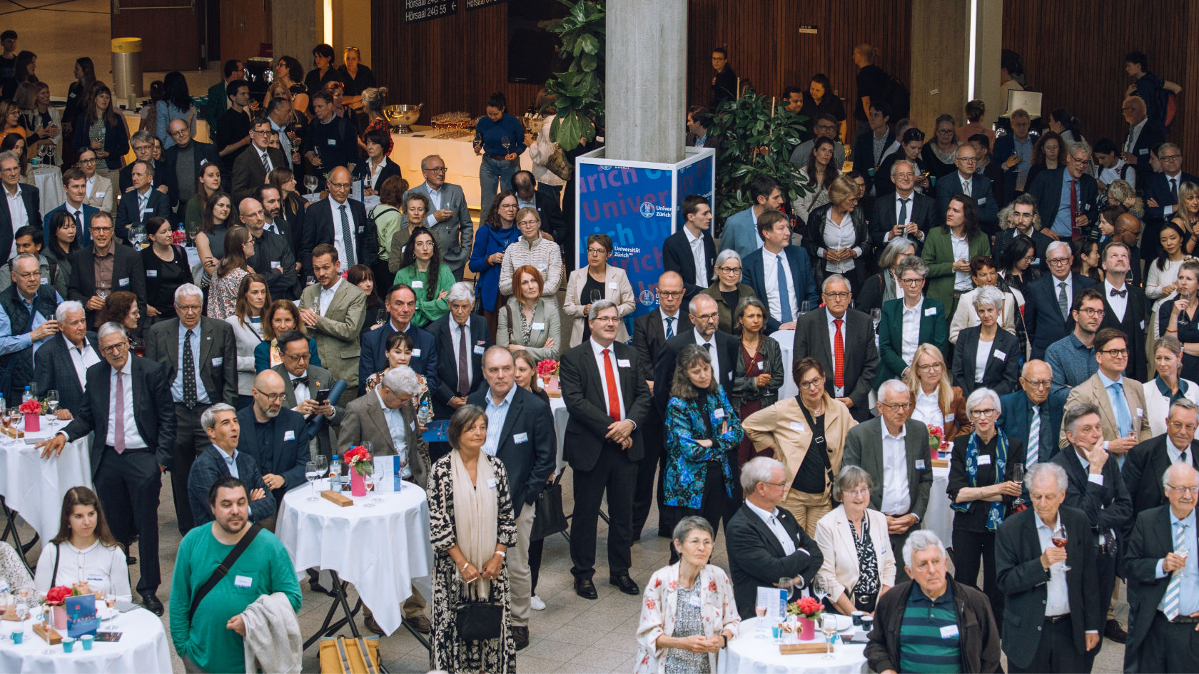 Guests at the traditional reception at Lichthof Irchel.