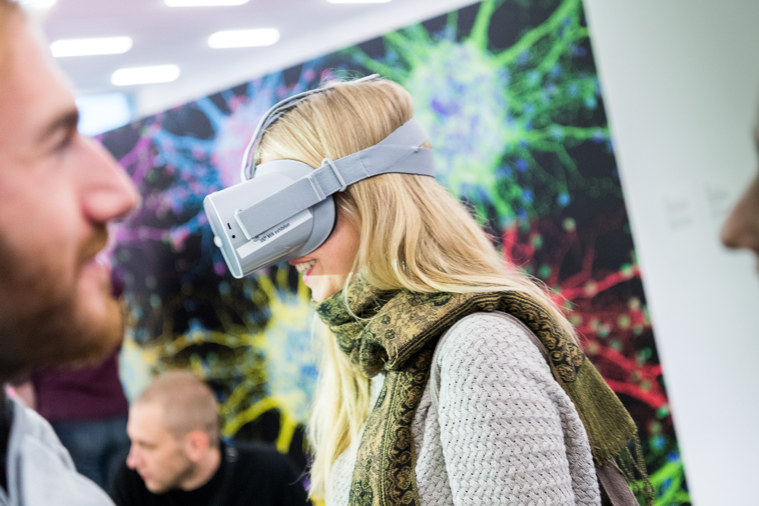 Travel around the globe with virtual reality goggles: The Ethnographic Museum of the University of Zurich is staging several virtual exhibitions at the science festival. (Image: Frank Brüderli)