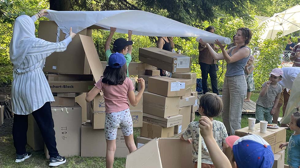 Das kreative Erleben, Erforschen und Verändern von Materialien stand im Fokus des zweimonatigen Projekts der kihz Tierspital. Während dieser Zeit konnten die Kinder mit grossen Materialmengen, mit Papier und Karton, Holz und verschiedenen Verpackungen und Behältnissen experimentieren und spielen.