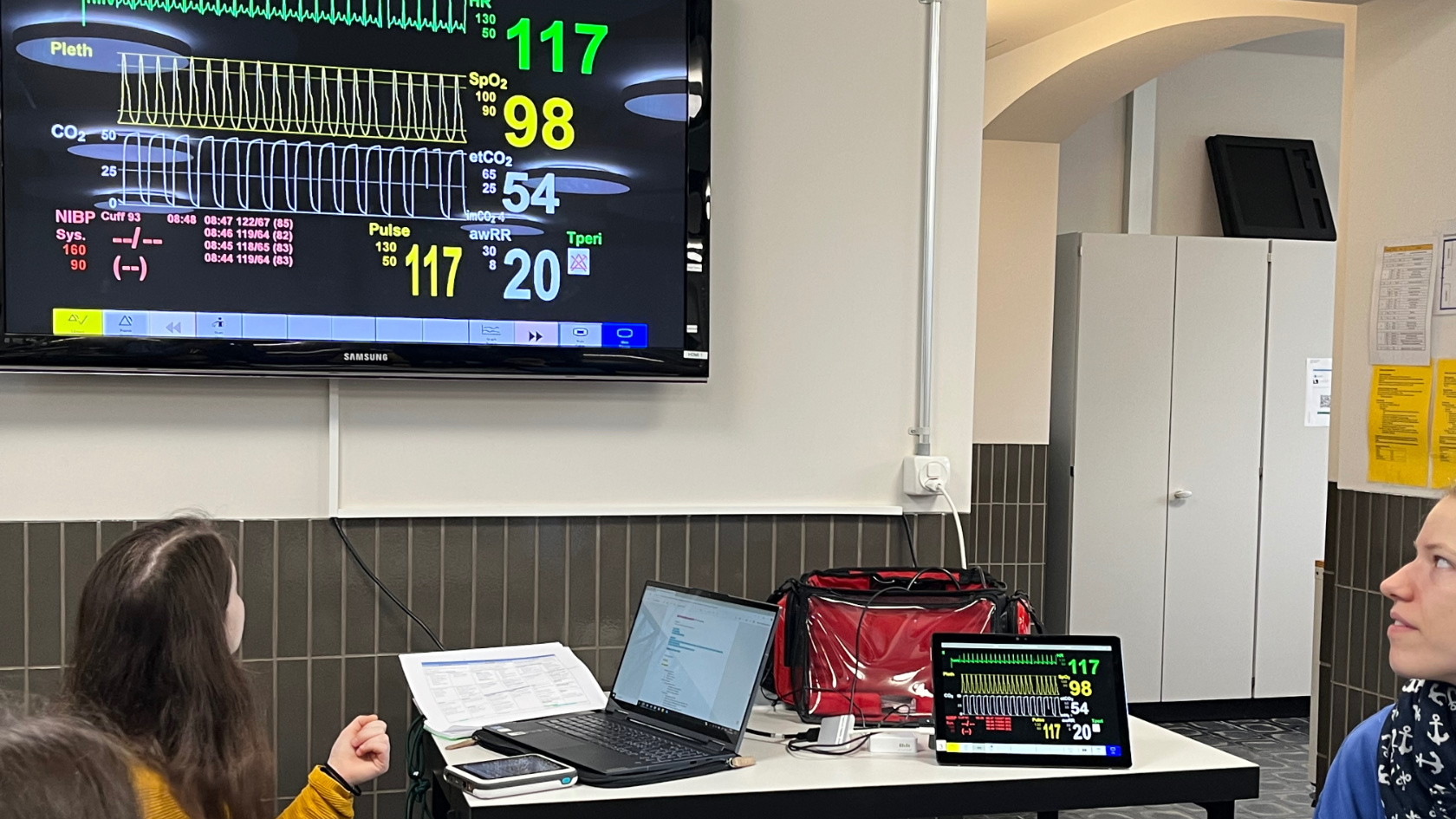 The picture shows students in front of a monitor simulating the anesthesia of an animal at the Skills Lab.