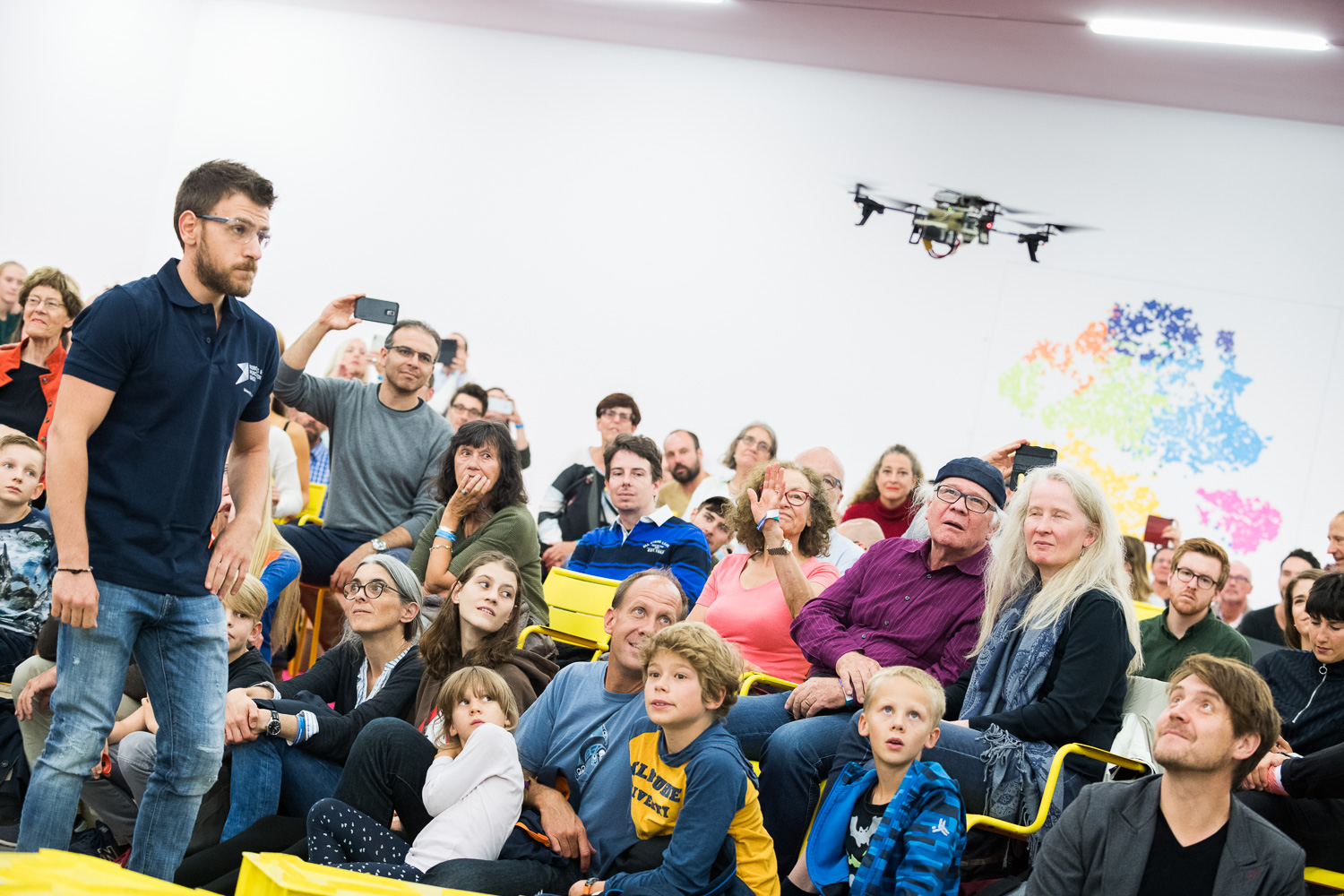 Drones to the rescue! Davide Falanga, doctoral candidate under robotics professor Davide Scaramuzza, captivates the audience with a demonstration of how drones autonomously navigate a room. (Image: Frank Brüderli)
