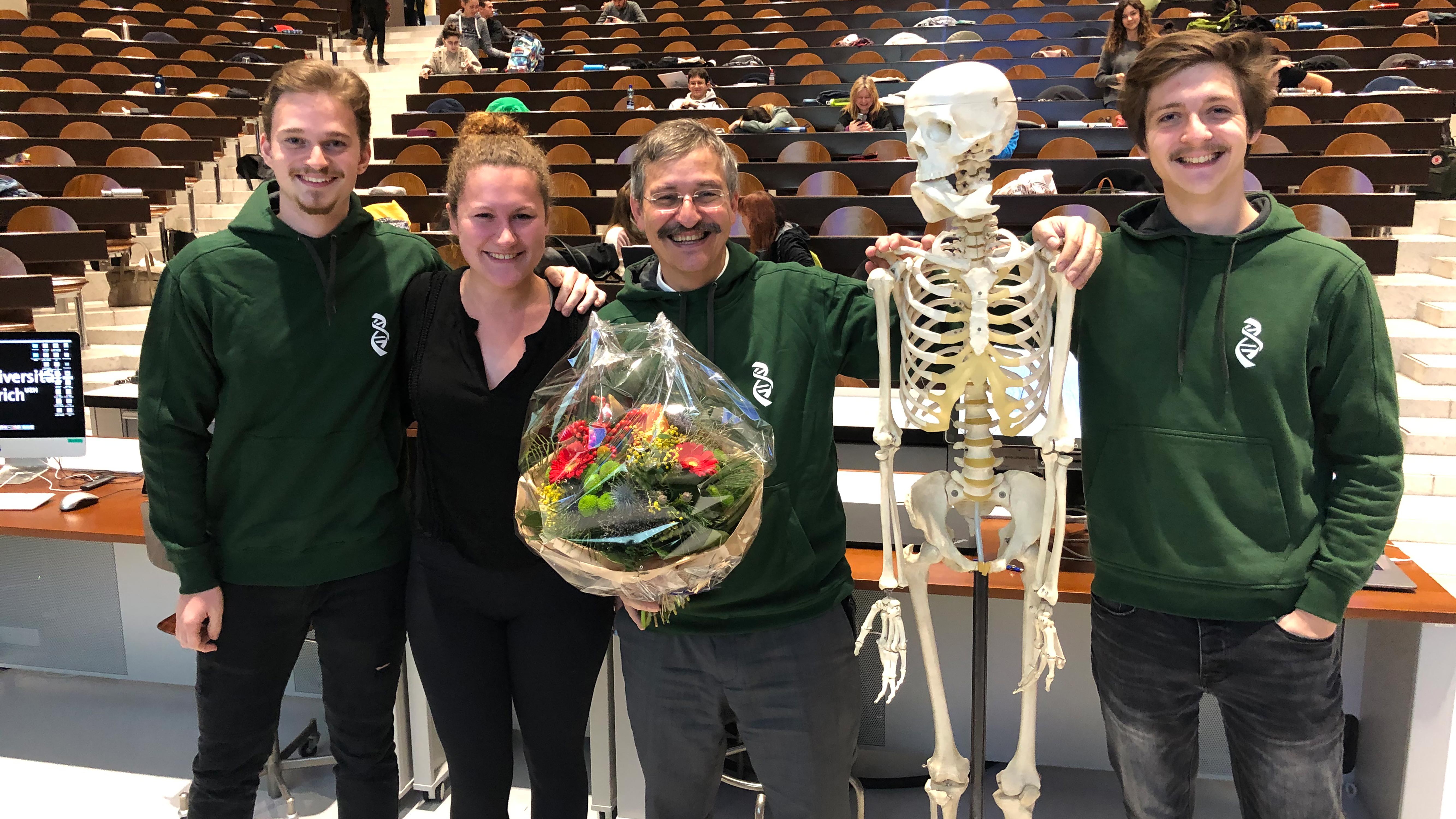 Michael Hengartner with some of his students following his last lecture in December 2019. His molecular biology lectures were very popular, with plenty of humor and entertainment thrown in. In 2010 he was granted the UZH Teaching Award.