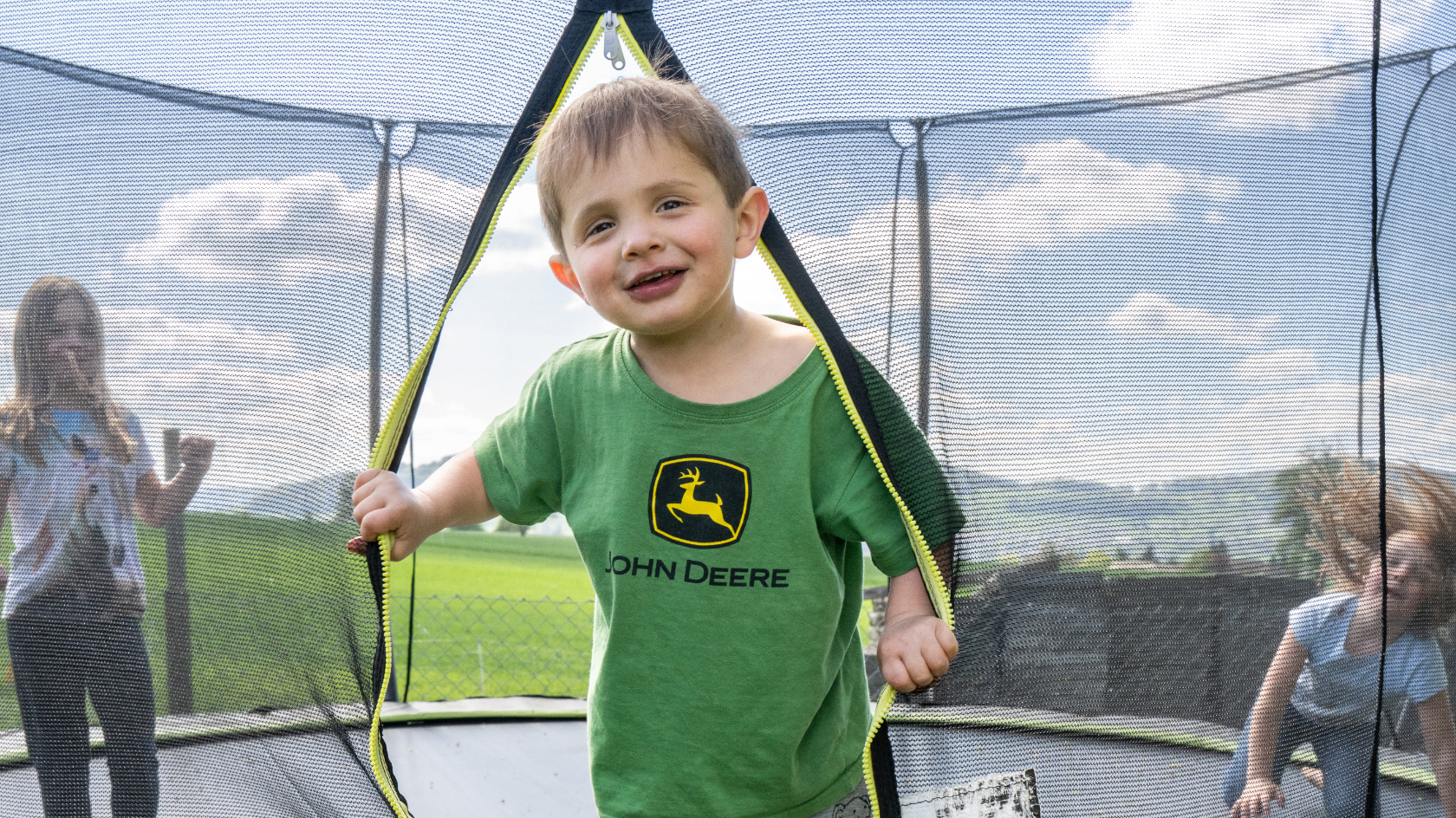Kilian Käslin, der Kinderleukämie überwunden hat, zusammen mit seinen beiden Schwestern Melina (links) und Leana auf dem Trampolin.