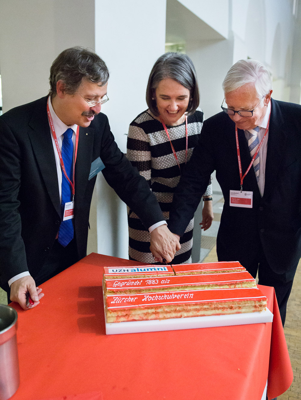 Rektor Michael Hengartner, Co-Präsidentin Denise Schmid und Co-Präsident Peter Isler schneiden die Geburtstagscremeschnitte an.