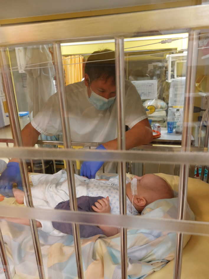 Vater Markus Käslin mit Kilian im Isolationsraum während der Stammzellentransplantation im November 2022.