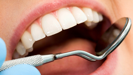 Zahnschmelz wird bei einem Patienten untersucht