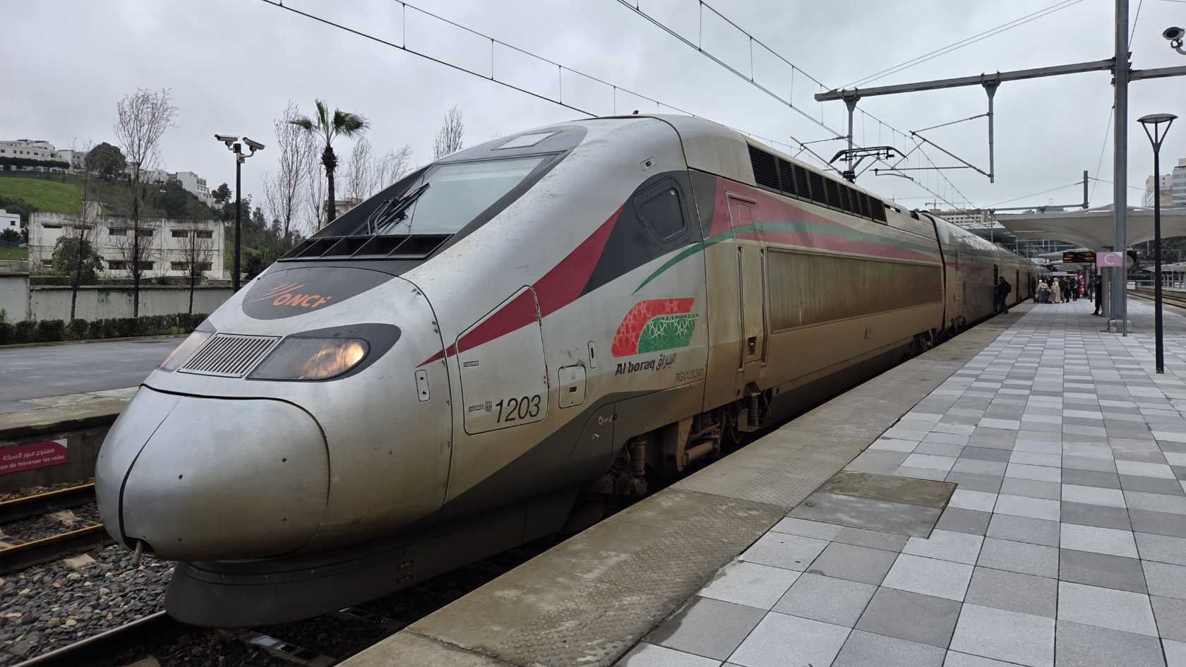 Stromlinienförmige Lokomotive des Hochgeschwindigkeitszugs Al Boraq im Bahnhof von Tanger.