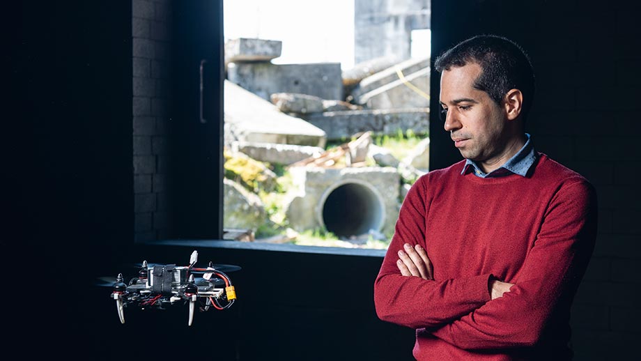 Vernünftig Navigieren: Davide Scaramuzza testet eine Drohne auf der Zivilschutzanlage Rohwiesen.