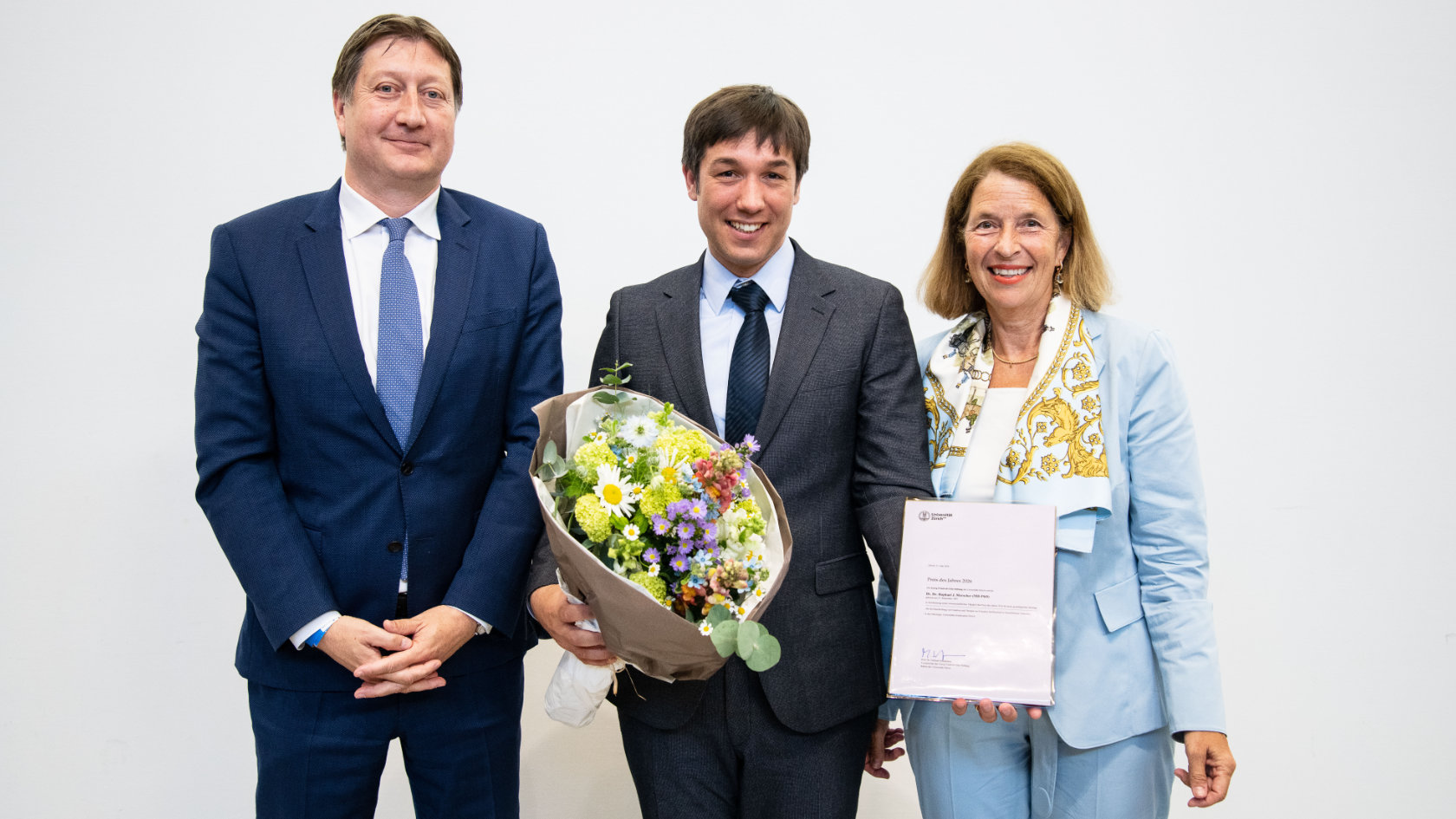 Dekan Frank Rühli, Preisträger Raphael Morscher und Direktorin der Universitären Medizin Beatrice Beck-Schimmer