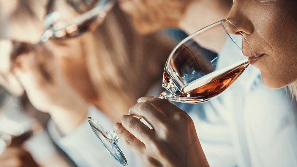 Eine Frau trinkt ein Glas Wein.