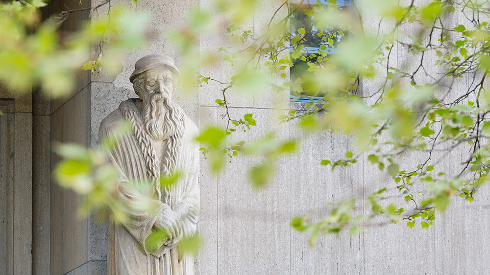 Statue des Zürcher Reformators Heinrich Bullinger am Portal der Zürcher Paulus-Kirche. (Bild: Ursula Meissner)