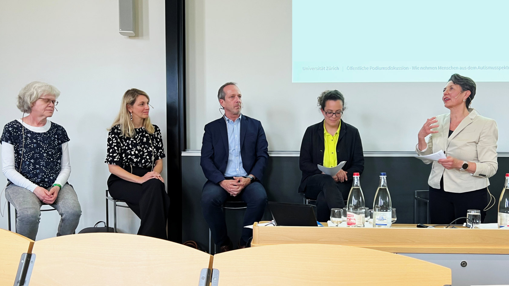 Podiumsteilnehmende in einem Hörsaal an der UZH