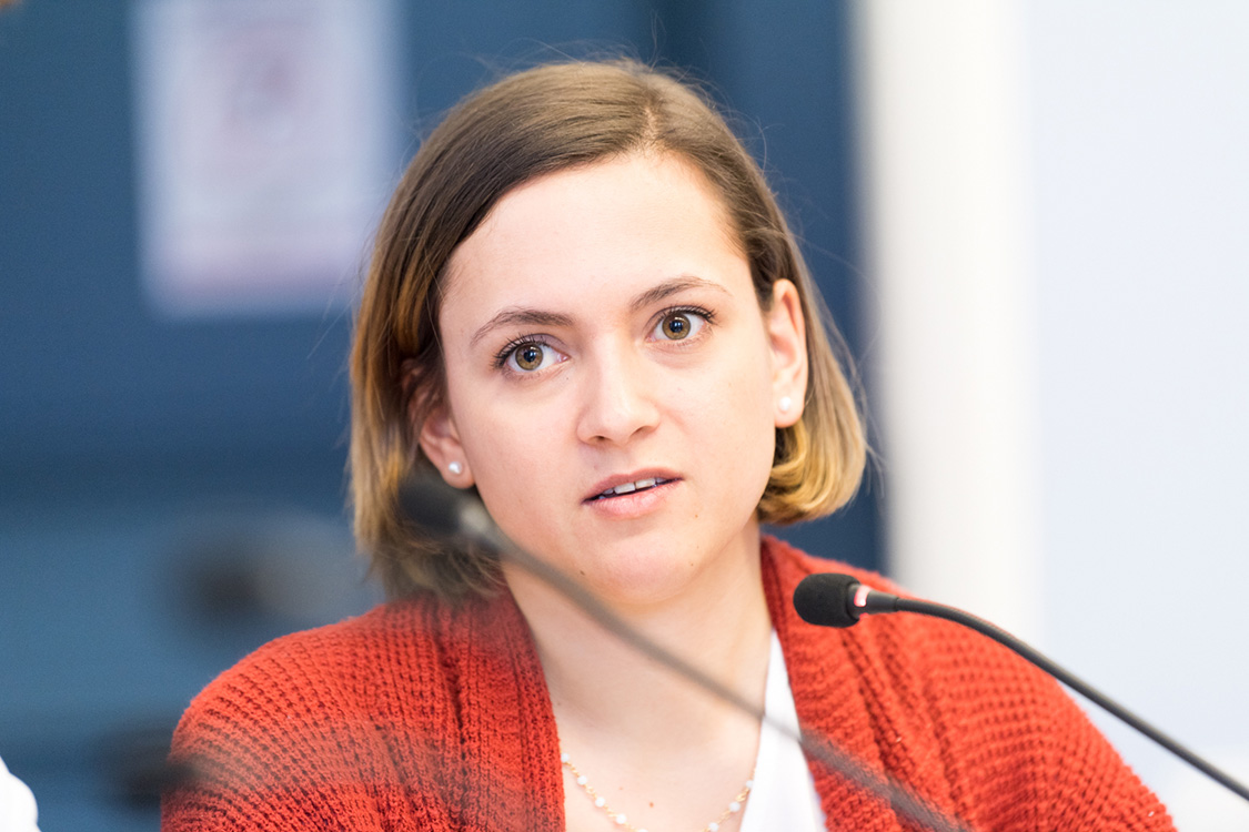 Rona Bolliger is also an active member of the UZH students’ association. She called on schools to get more girls interested in science. (Image: Frank Brüderli)