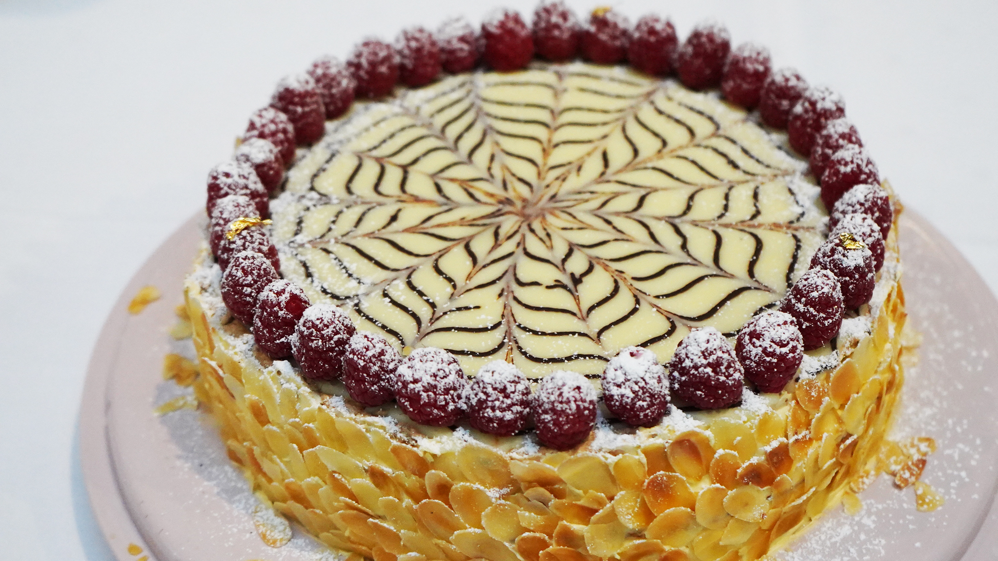 Bei dieser berühmten ungarischen Cremetorte ist dem Backteam alles geglückt: der zarte Baiserboden, die feine Vanillecreme und das typische Esterházytortenmuster aus flüssiger Schokolade auf Fondantglasur.