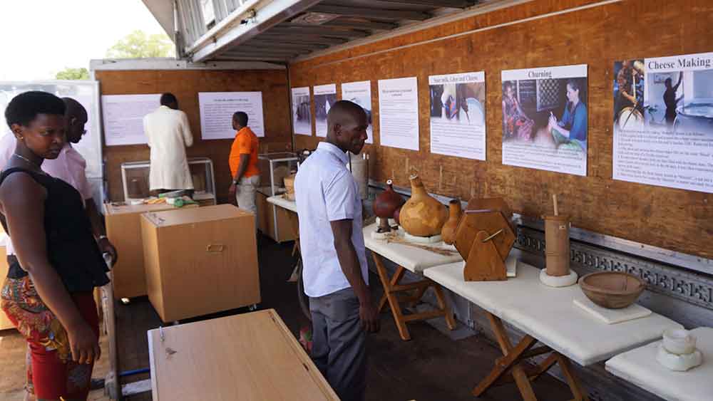 Blick in den Ausstellungsraum mit zahlreichen Artefakten der ugandischen und schweizerischen Milchkultur.