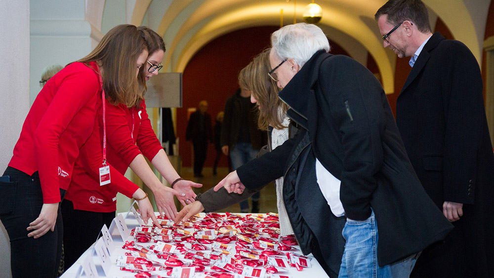 Welcher Badge trägt meinen Namen? Grosser Andrang an der Gründungsparty von UZH Alumni.