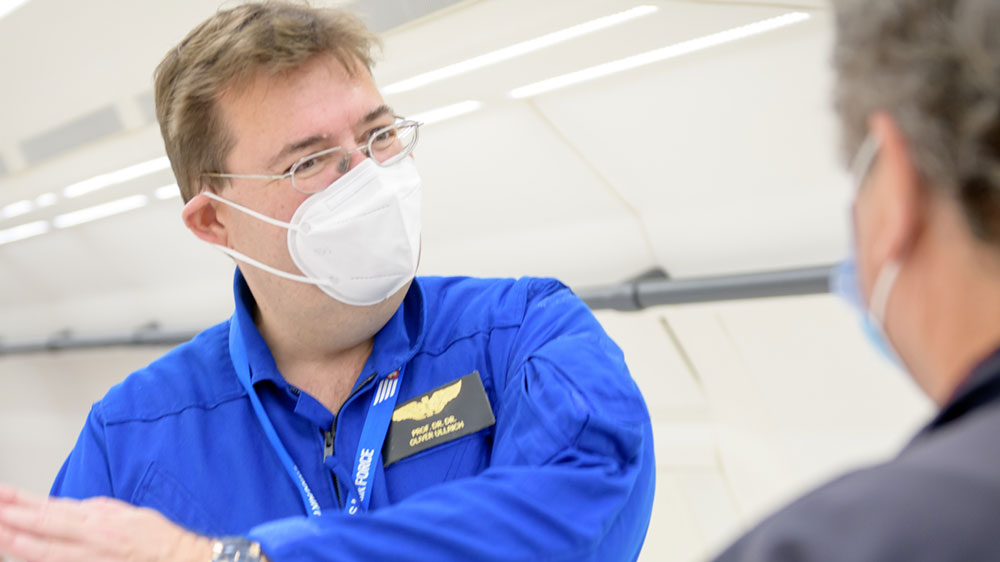 Oliver Ullrich mit Schutzmaske im Airbus