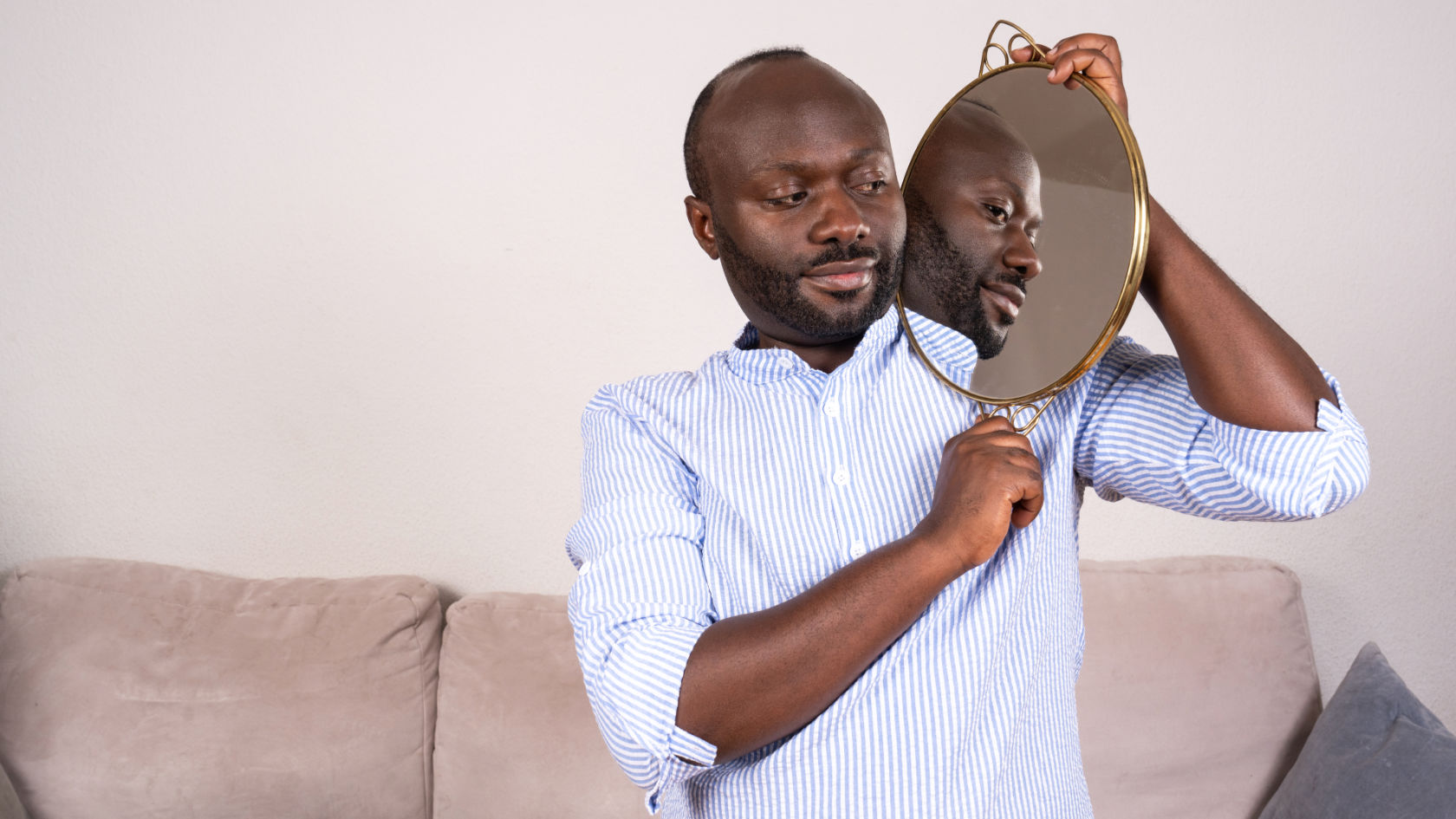 Celestin Mutuyimana mit einem Spiegel