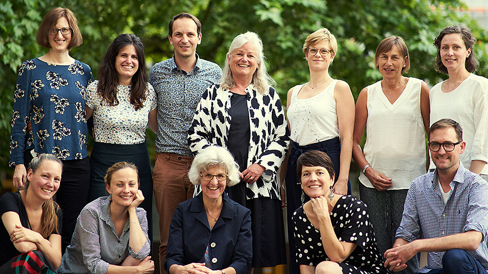 Das Team des Graduate Campus mit Direktorin Ulrike Müller-Böker in der oberen Reihe in der Mitte. (Bild: Laura Herrera)
