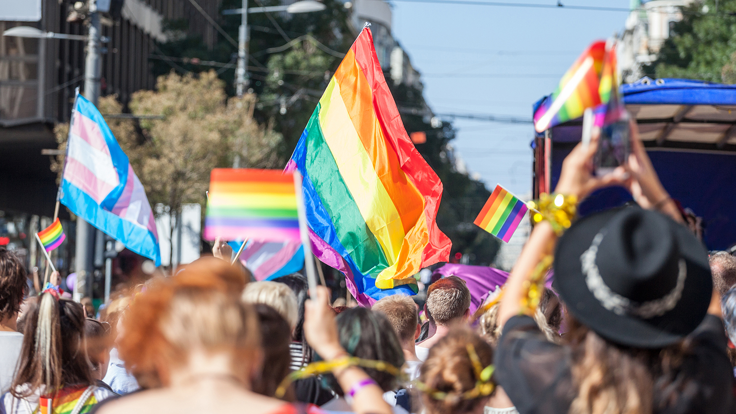 Demonstrierende an einer LGBT-Kundgebung