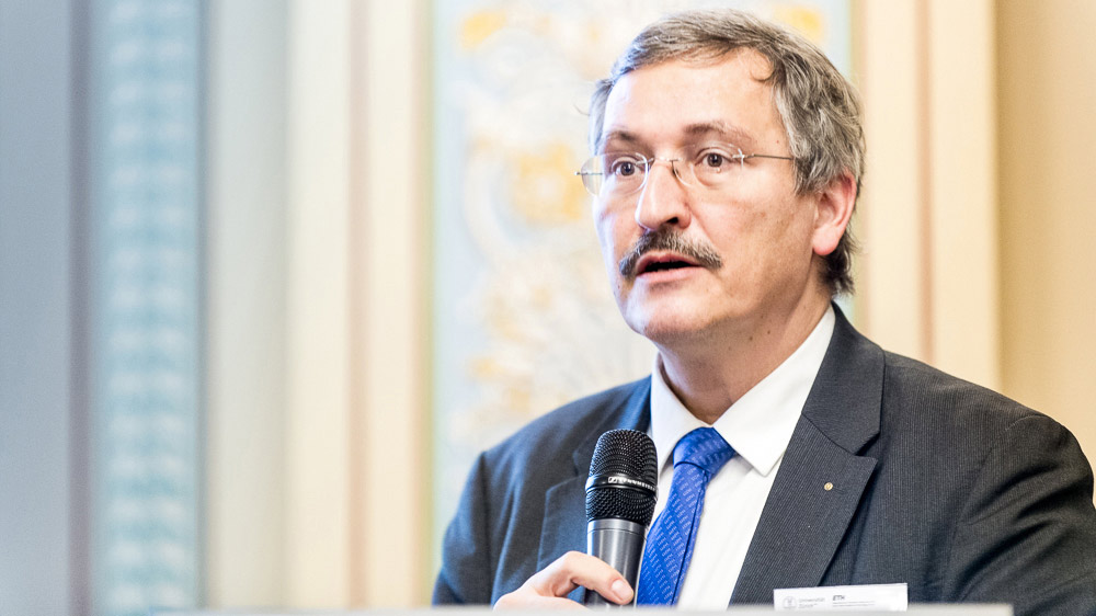 UZH-Rektor Michael Hengartner dankt den Initianten der Partizipativen Wissenschaftsakademie für ihr Engagement. (Foto: Frank Brüderli)