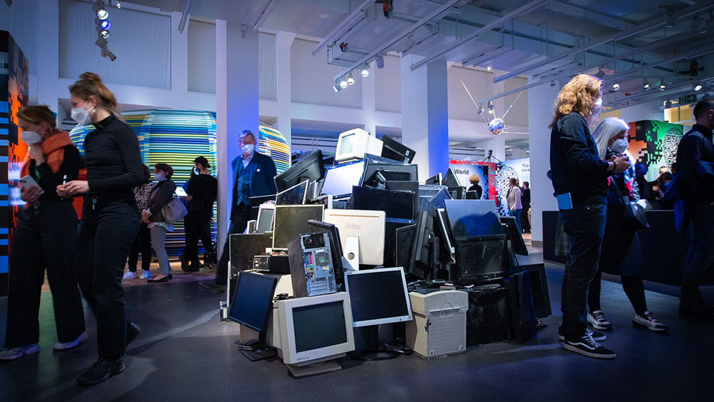 Wie nachhaltig ist die Digitalisierung? Die Installation «E-Waste» zeigt auf, wie viele elektronische Geräte in Zürich jeden Tag auf dem Müll landen.