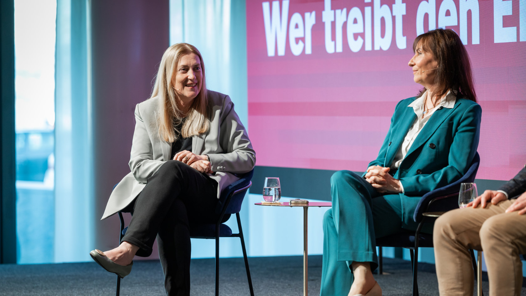 Staatssekretärin Helene Budliger Artieda und Suzanne Thoma, CEO von Sulzer.