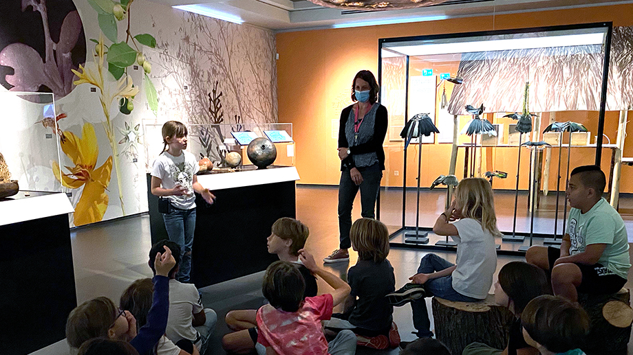 Viviane hat an der Kinderuni gelernt, wie man durch eine Ausstellung führt. 