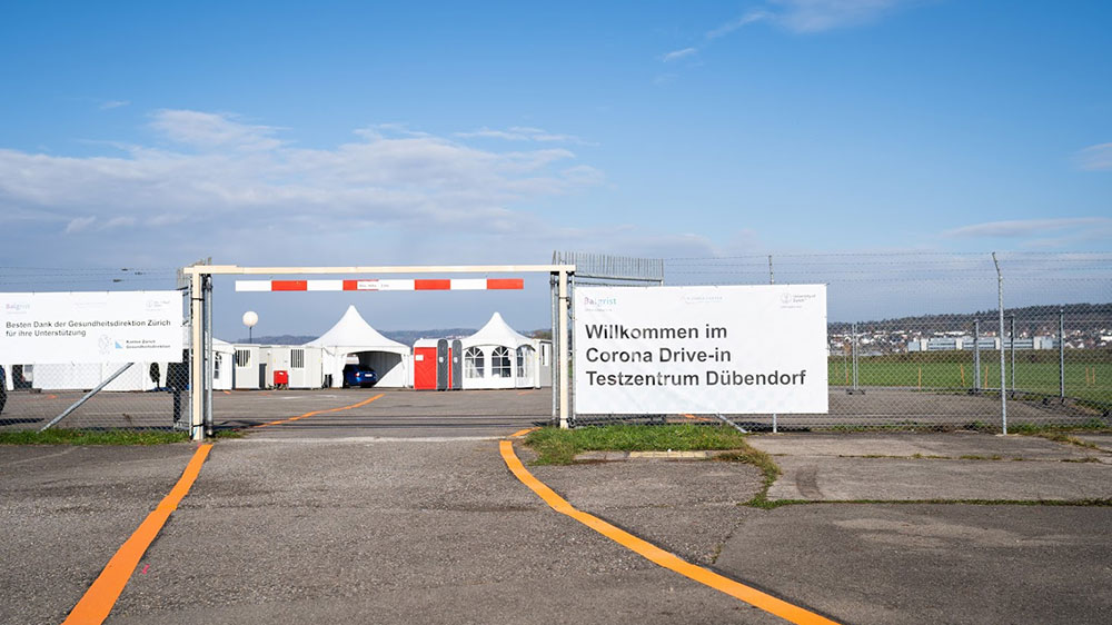 Einfahrt zum neuen Corona Drive-in-Testzentrum auf dem Militärflugplatz in Dübendorf