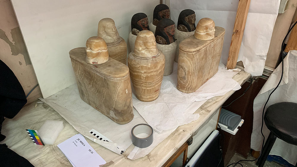Kanopenkrüge in unterschiedlicher Form und Materialisierung stehen im Restaurationsatelier des Kairo Museums bereit zur Untersuchung durch das Team des Instituts für Evolutionäre Medizin. (Bild: Michael Habicht)