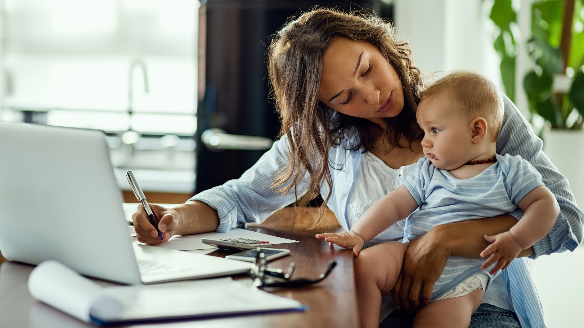 Ein UZH-Forschungsprojekt, das mit dem ERC Starting Grant gefördert wird, untersucht, wie Überzeugungen, Zwänge und soziale Normen die Entscheidung von Frauen, Kinder zu bekommen, beeinflussen. 