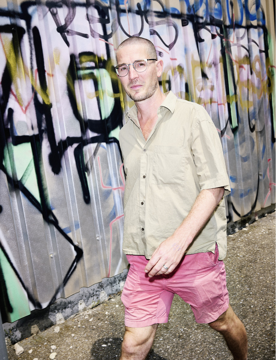 Artikelbild Mann vor Grafitti