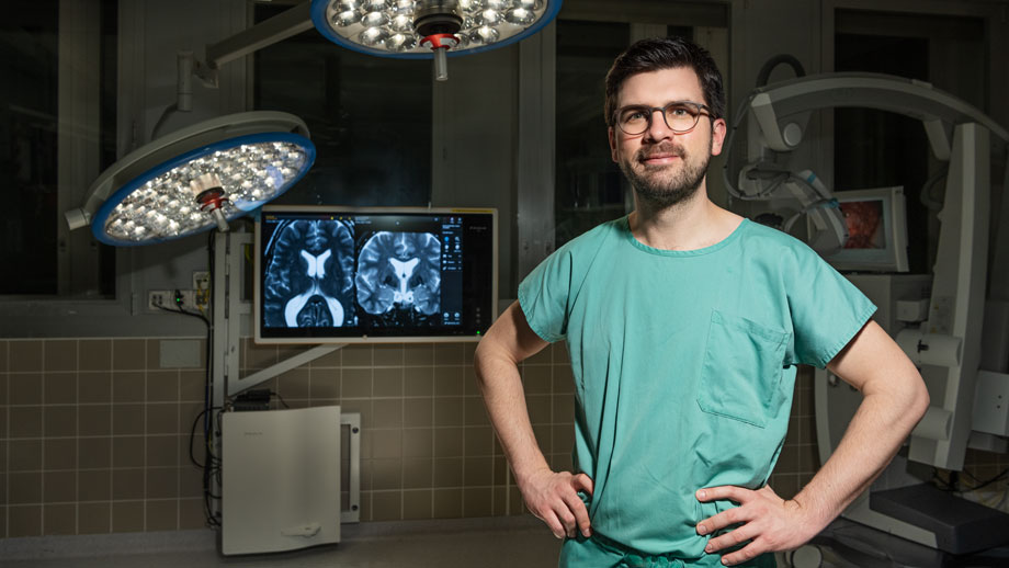 Neurosurgeon Marian Neidert hopes that in 20 or 30 years, he’ll no longer have to saw skulls open, thanks to immune therapies that fight brain tumors. (Image: Ursula Meisser)