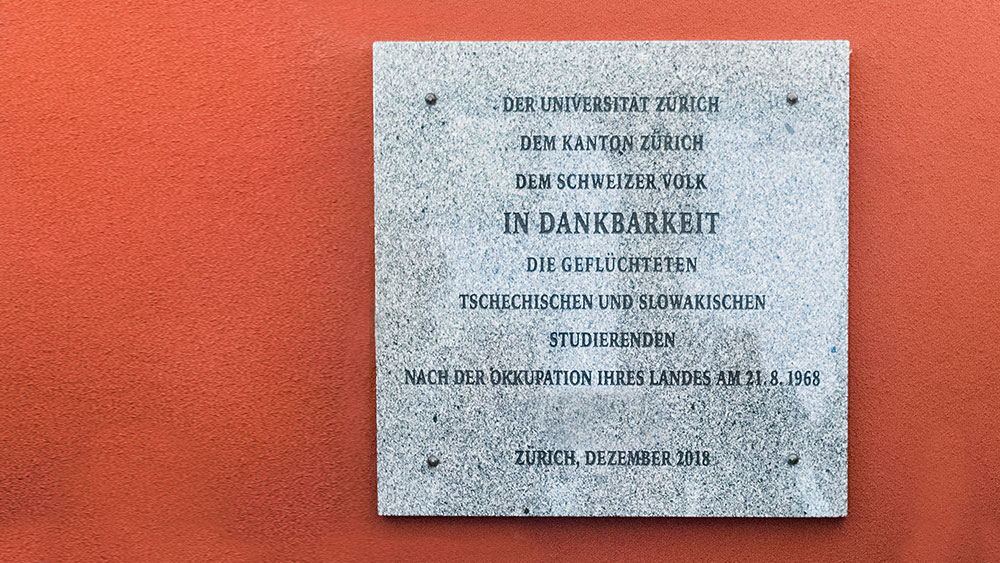 Die Gedenktafel der geflüchteten tschechischen und slowakischen Studierenden befindet sich im ersten Stock des UZH-Hauptgebäudes – gleich neben der Gedenktafel der geflüchteten ungarischen Studierenden.