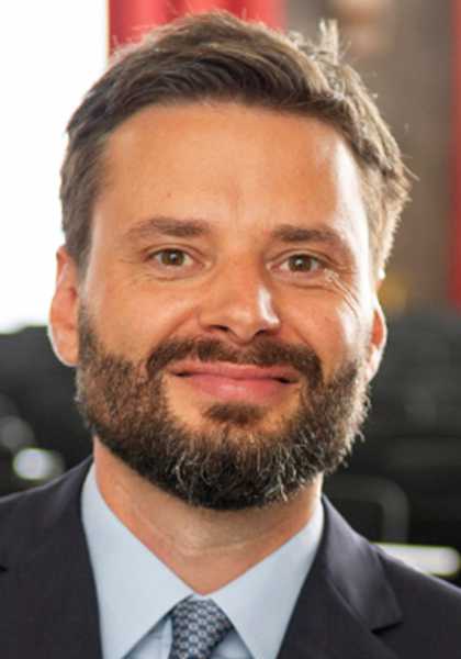 Portrait image of Ralph Ossa